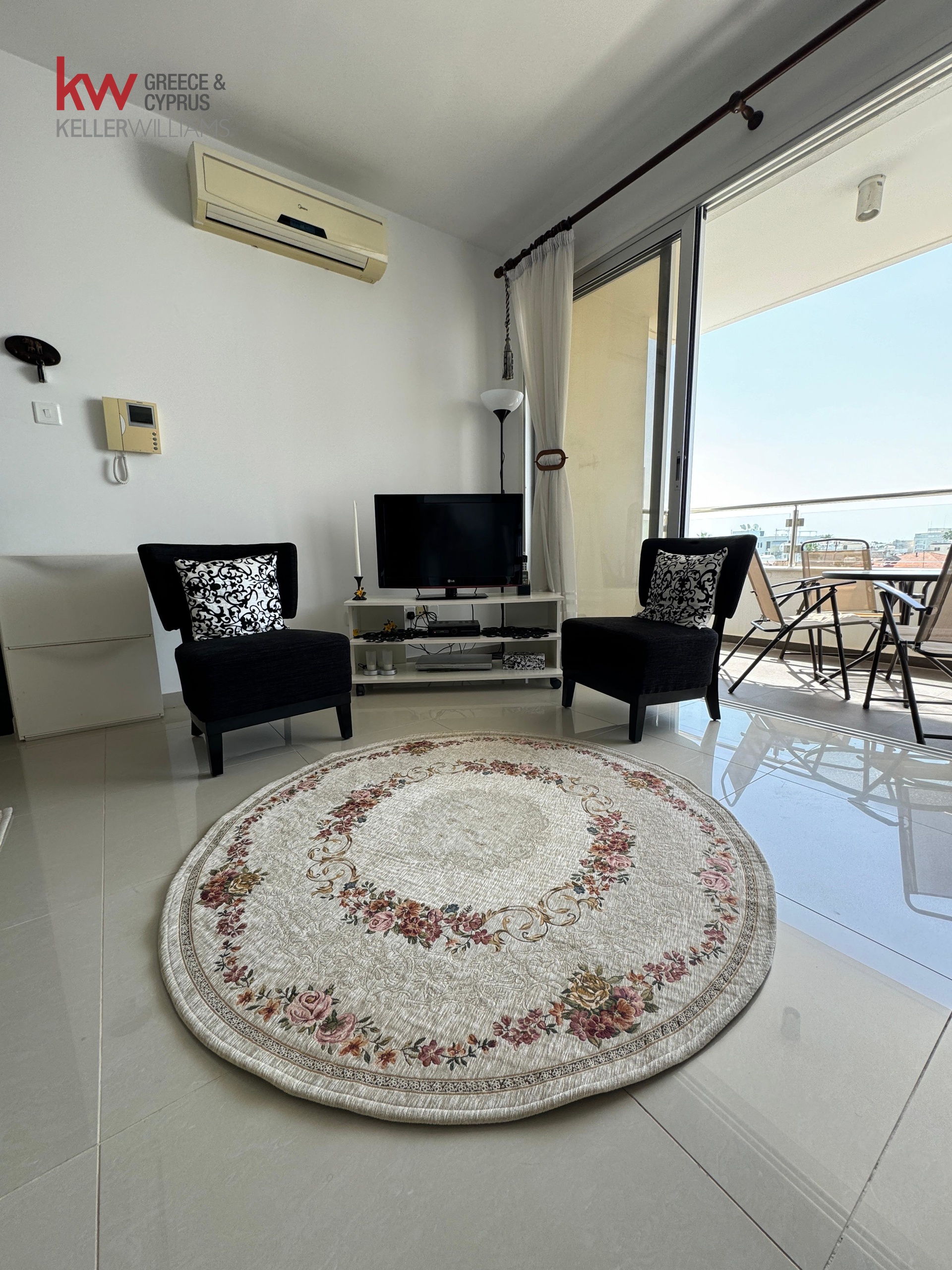 2-bed furnished apartment near Finikoudes, Larnaca photo 4