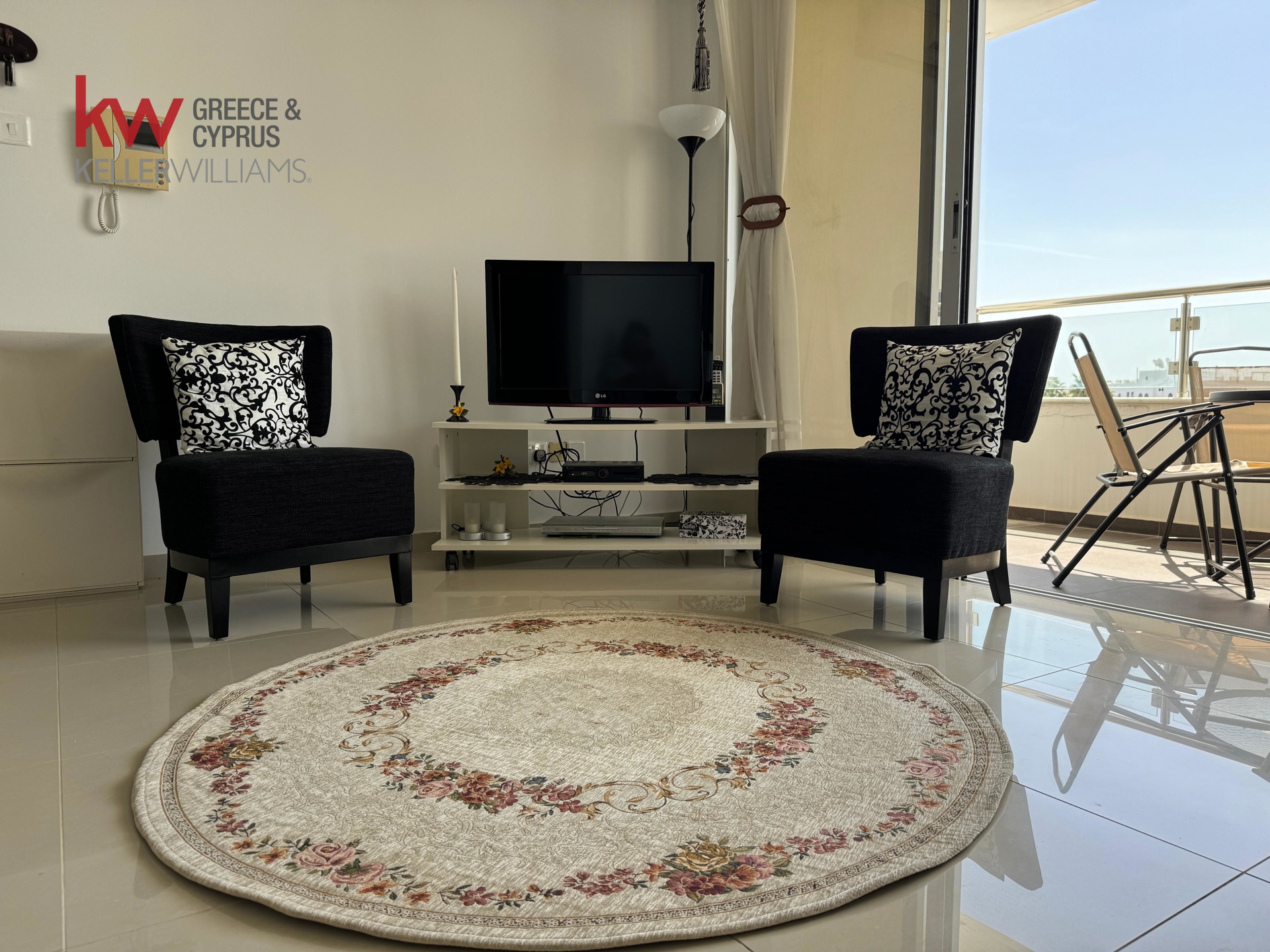 2-bed furnished apartment near Finikoudes, Larnaca photo 2
