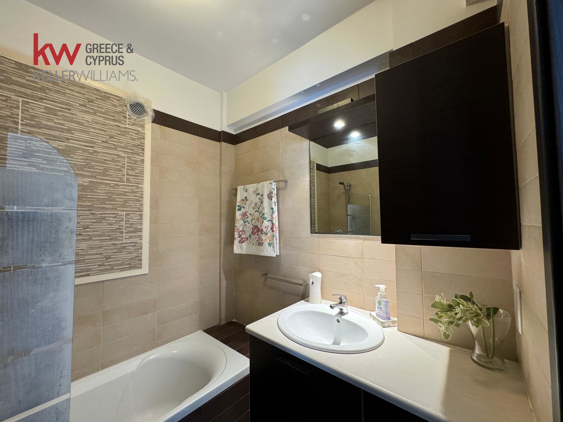 2-bed furnished apartment near Finikoudes, Larnaca photo 6