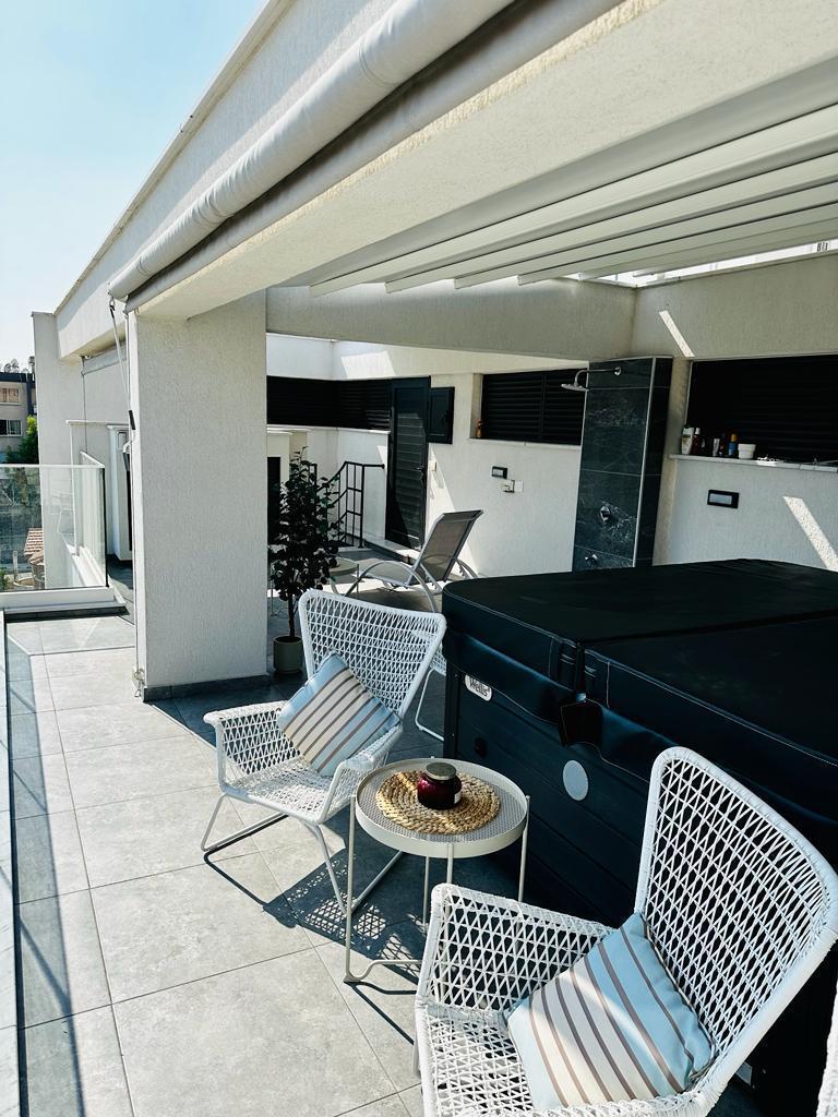 3-bed penthouse with private roof spa in Agios Nektarios photo 17