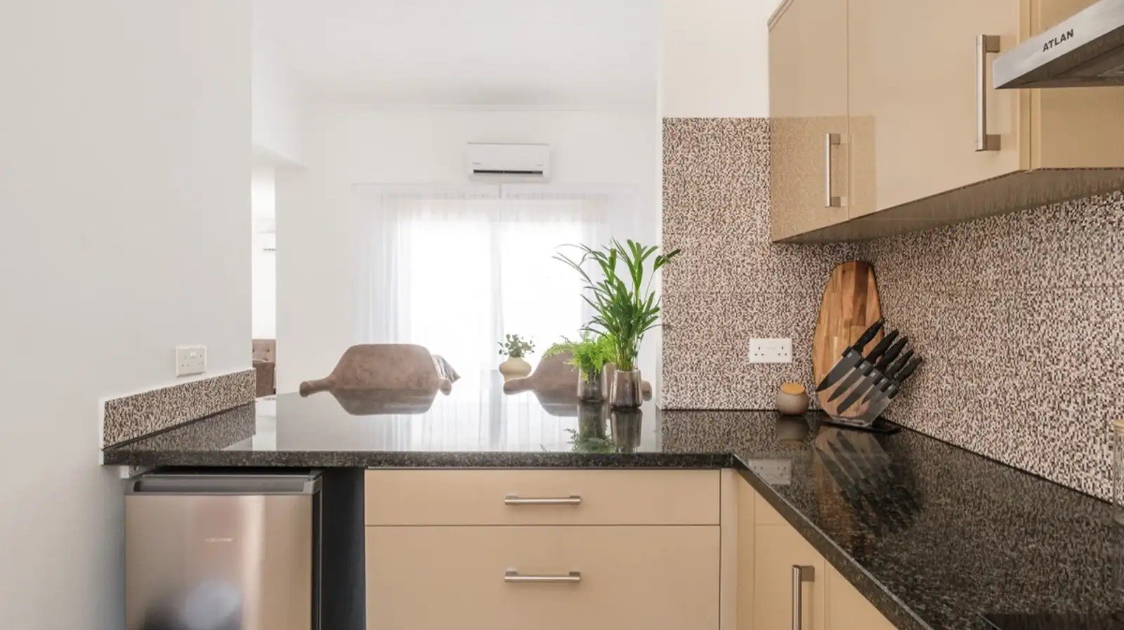 Modern 2-bedroom apartment in Kato Paphos photo 5