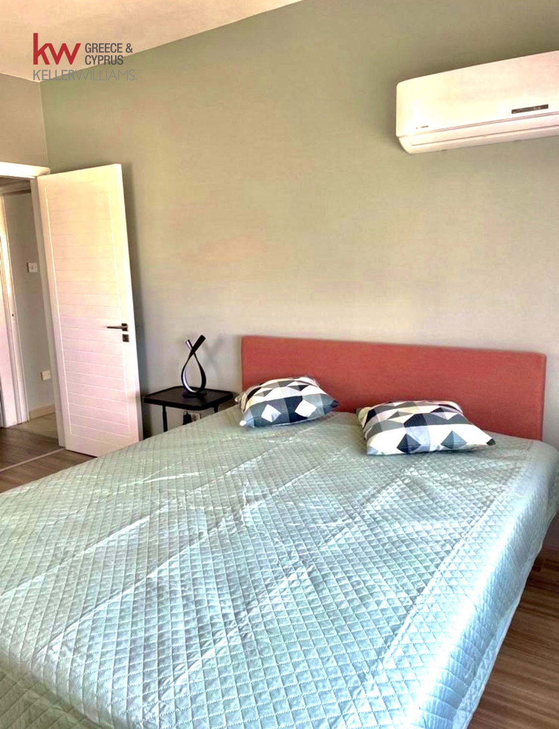 2-bed furnished apartment in central Skala, Larnaca photo 9