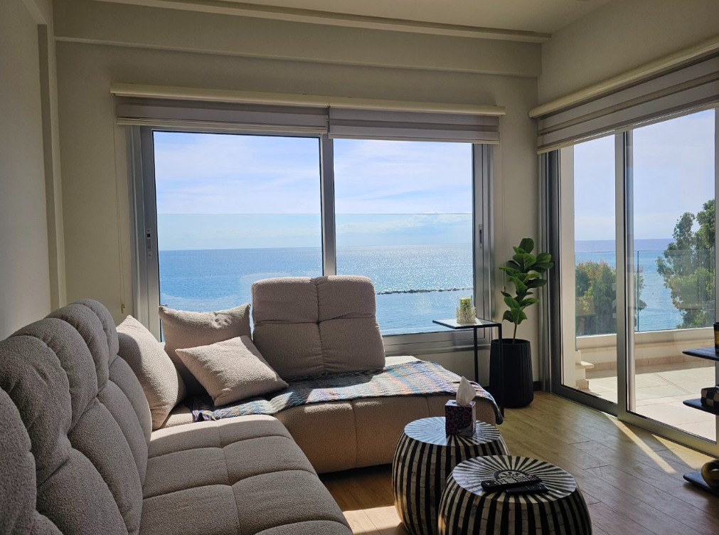 Modern 3-bed beachfront apartment in Germasogeia, Limassol photo 5