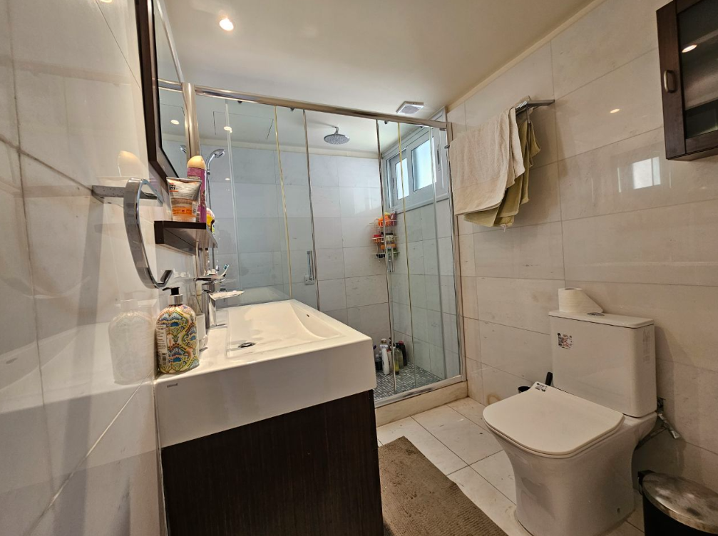 Modern 3-bed beachfront apartment in Germasogeia, Limassol photo 2