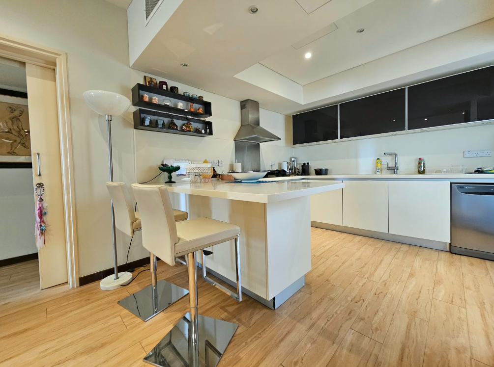Modern 3-bed beachfront apartment in Germasogeia, Limassol photo 9