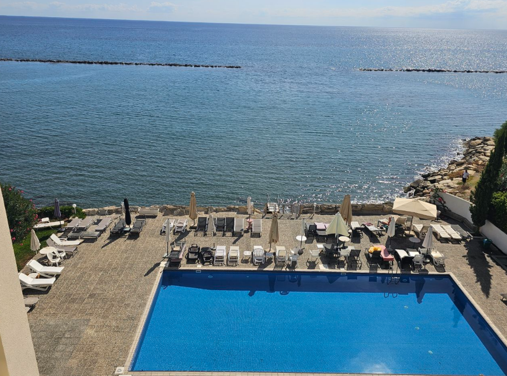 Modern 3-bed beachfront apartment in Germasogeia, Limassol photo 7