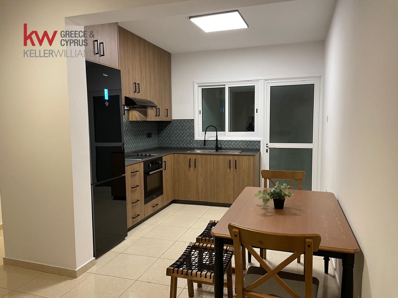 2-bed seafront apartment in Larnaca with covered parking photo 2