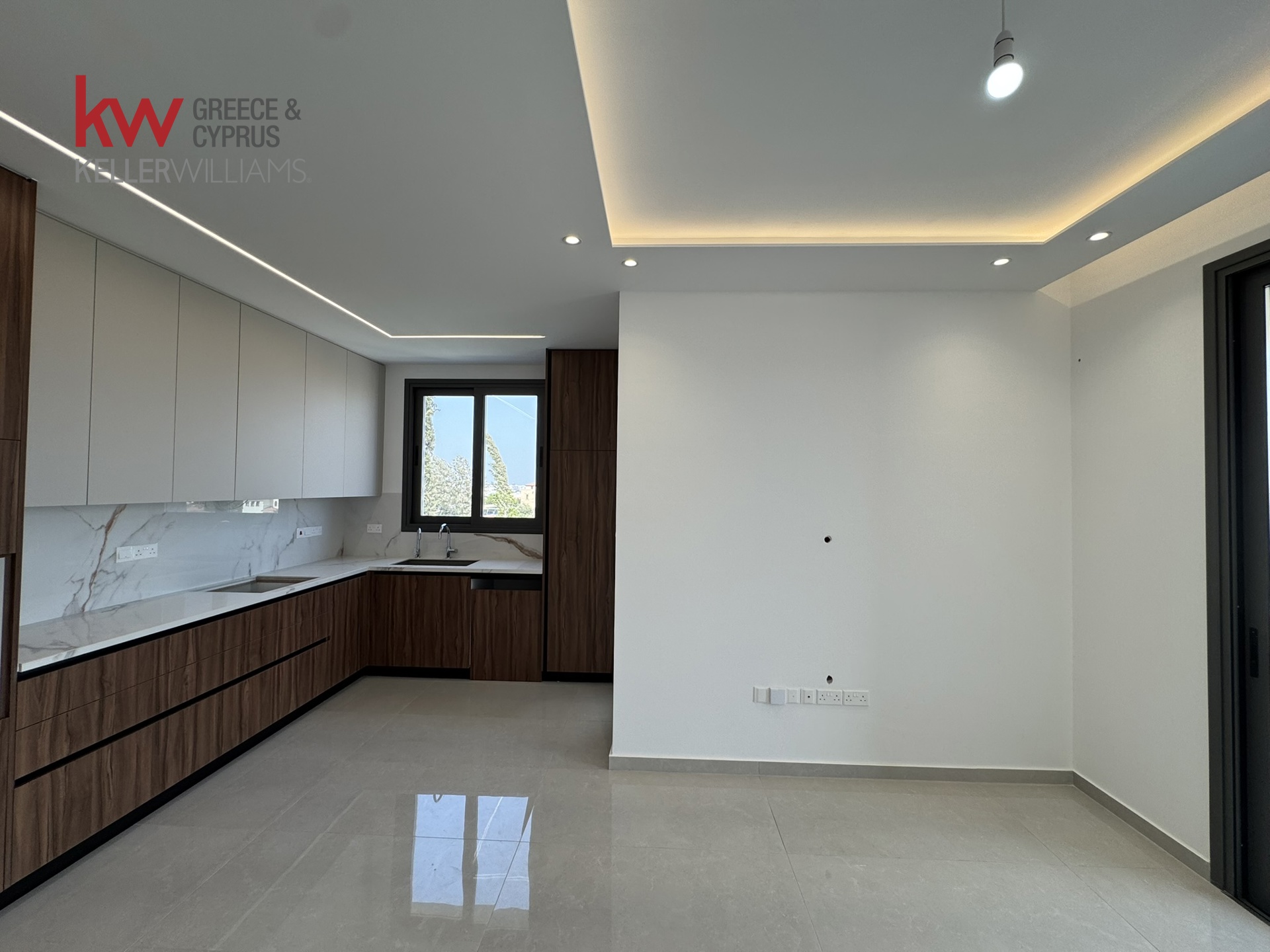 2-bed brand-new apartment with veranda in Krasas, Aradipou photo 6