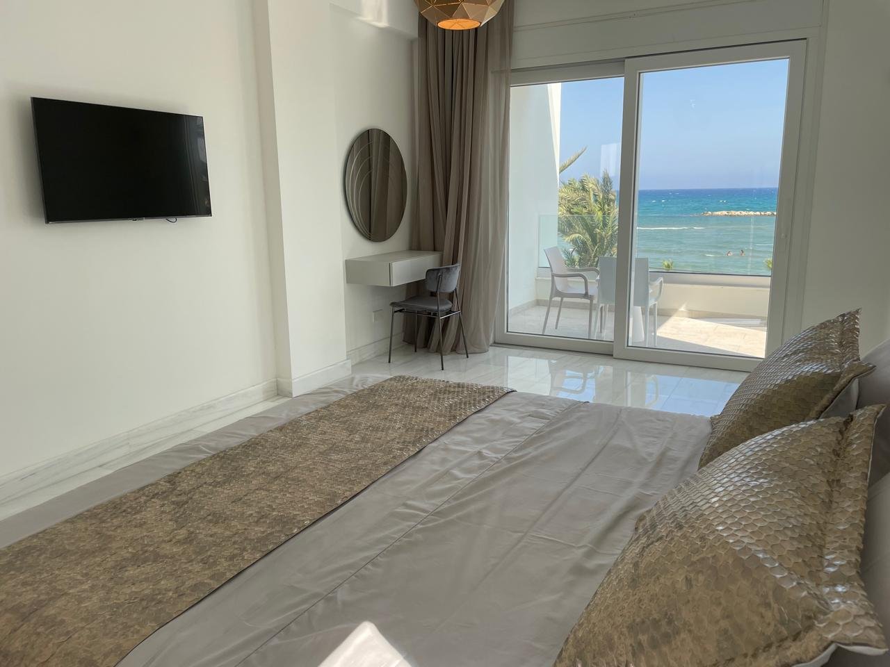 4-bedroom beachfront villa with pool in Dekeleia, Larnaca photo 5