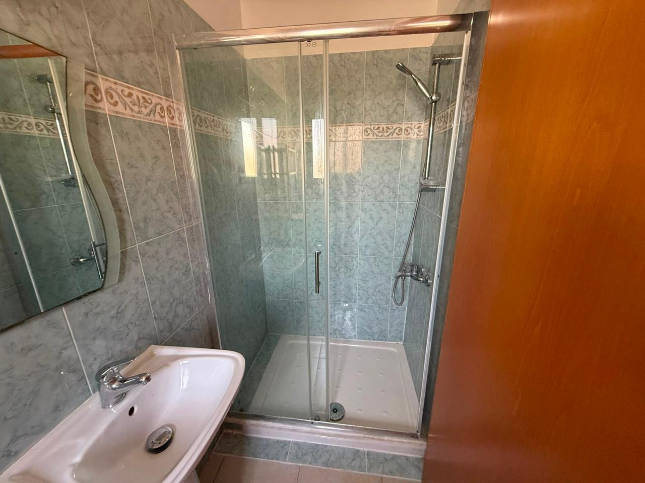 Modern 3-bedroom apartment for rent in Finikoudes, Larnaca photo 9