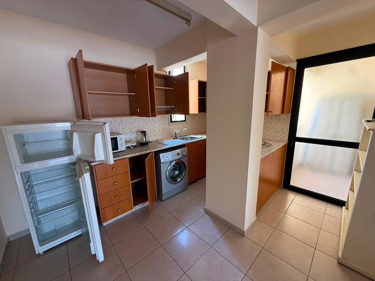 Modern 3-bedroom apartment for rent in Finikoudes, Larnaca photo 11