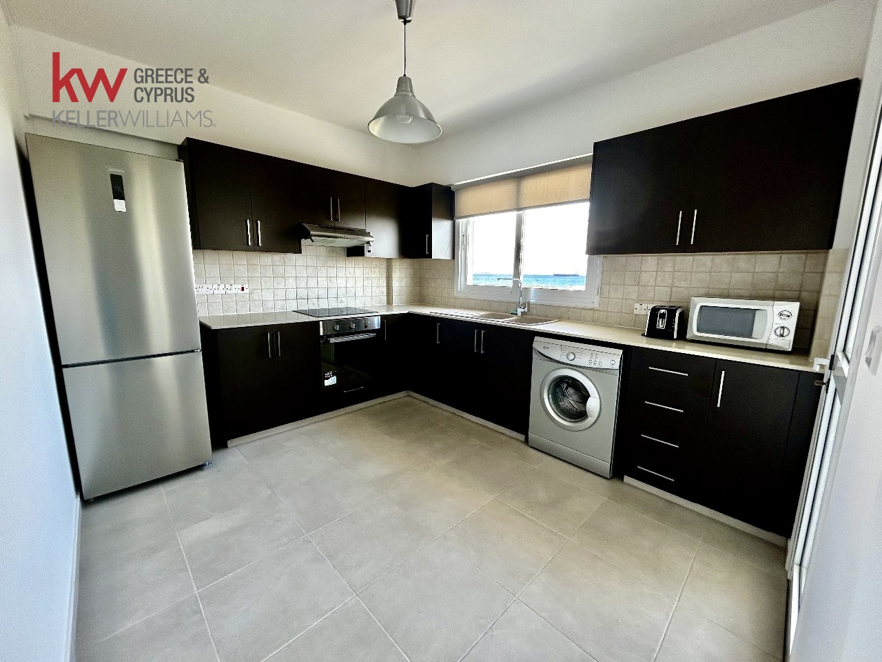 2-bed renovated apartment with sea views in Larnaca photo 5