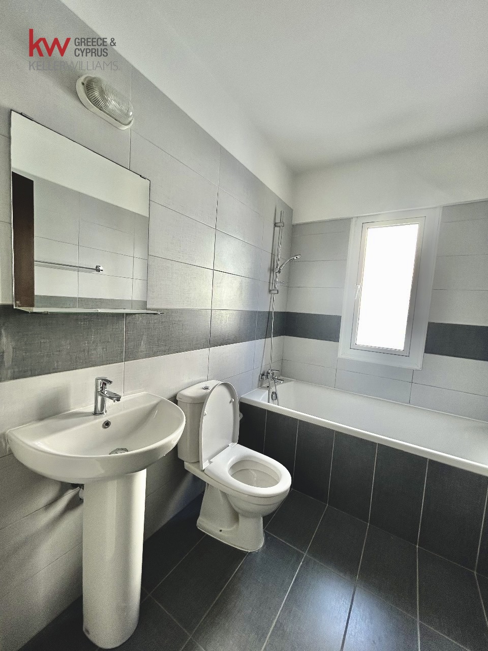 2-bed renovated apartment with sea views in Larnaca photo 8