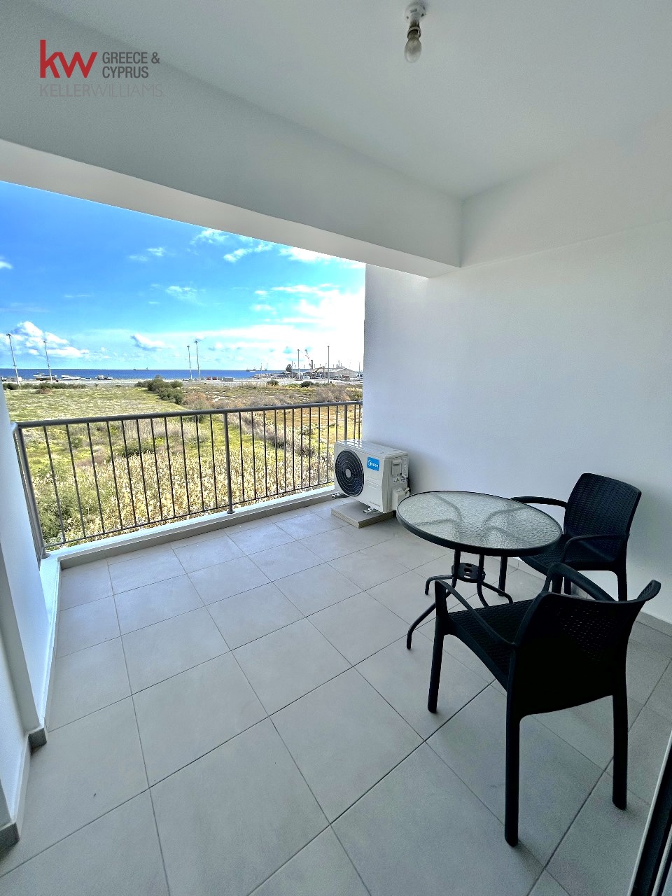 2-bed renovated apartment with sea views in Larnaca photo 10
