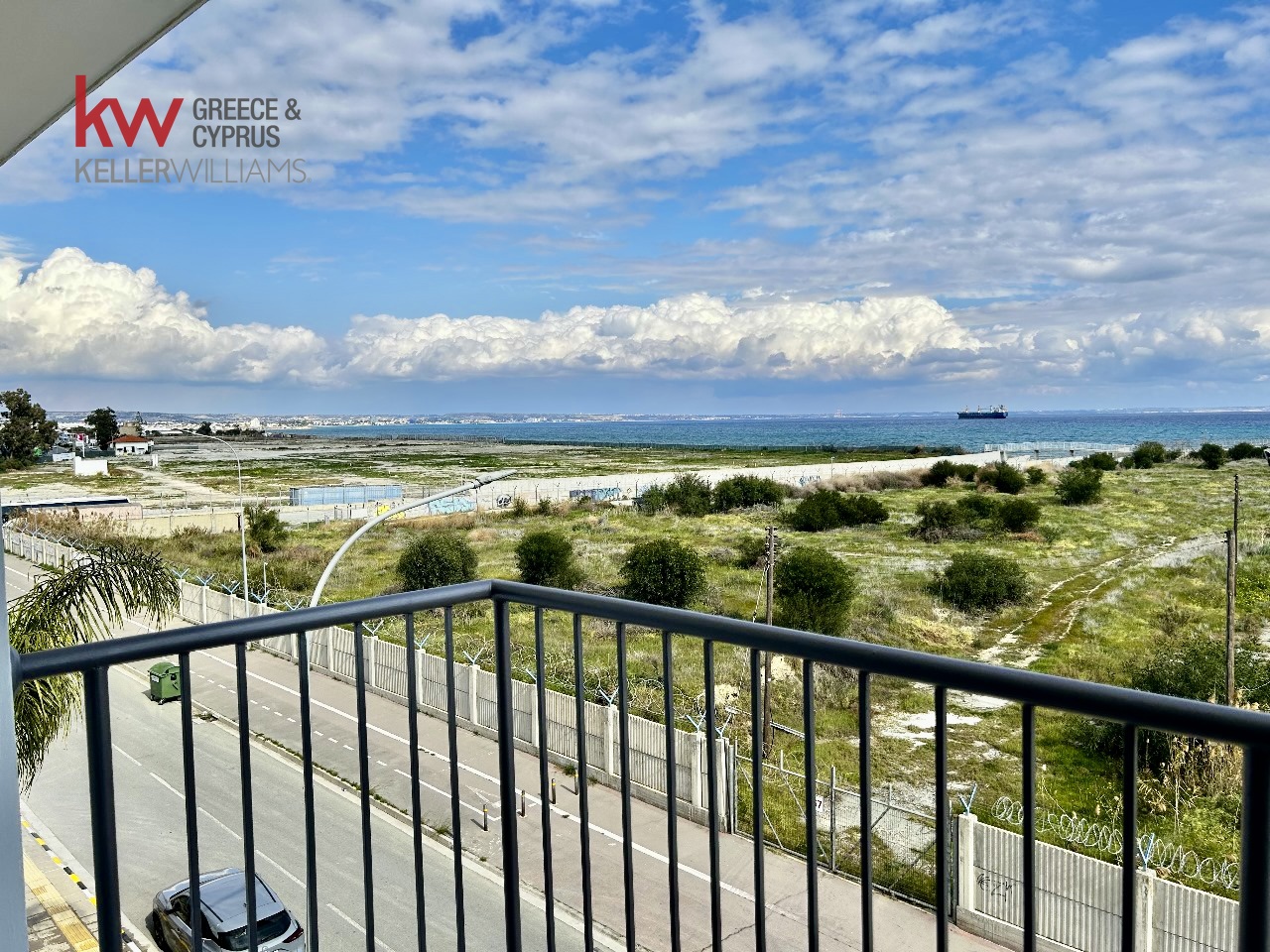 2-bed renovated apartment with sea views in Larnaca photo 9