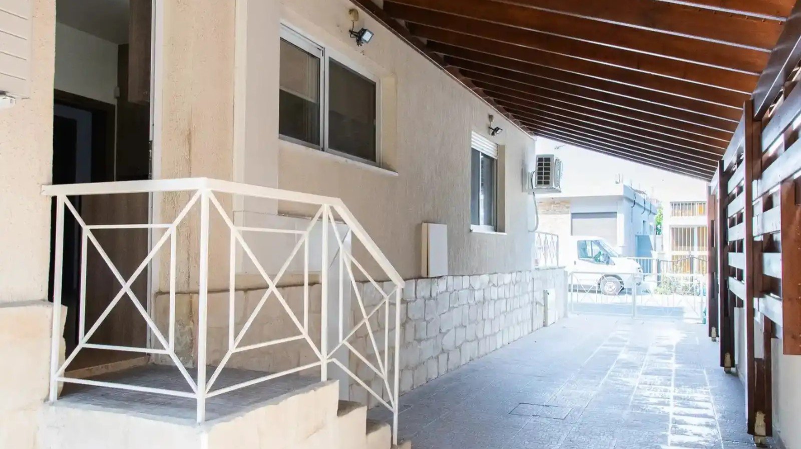 Renovated 3-bed semi-detached house with garden in Polemidia Kato photo 17