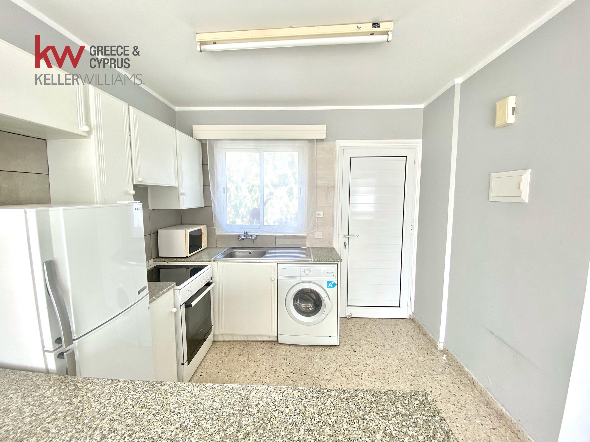 2-bed apartment with sea view near beach in Meneou photo 3