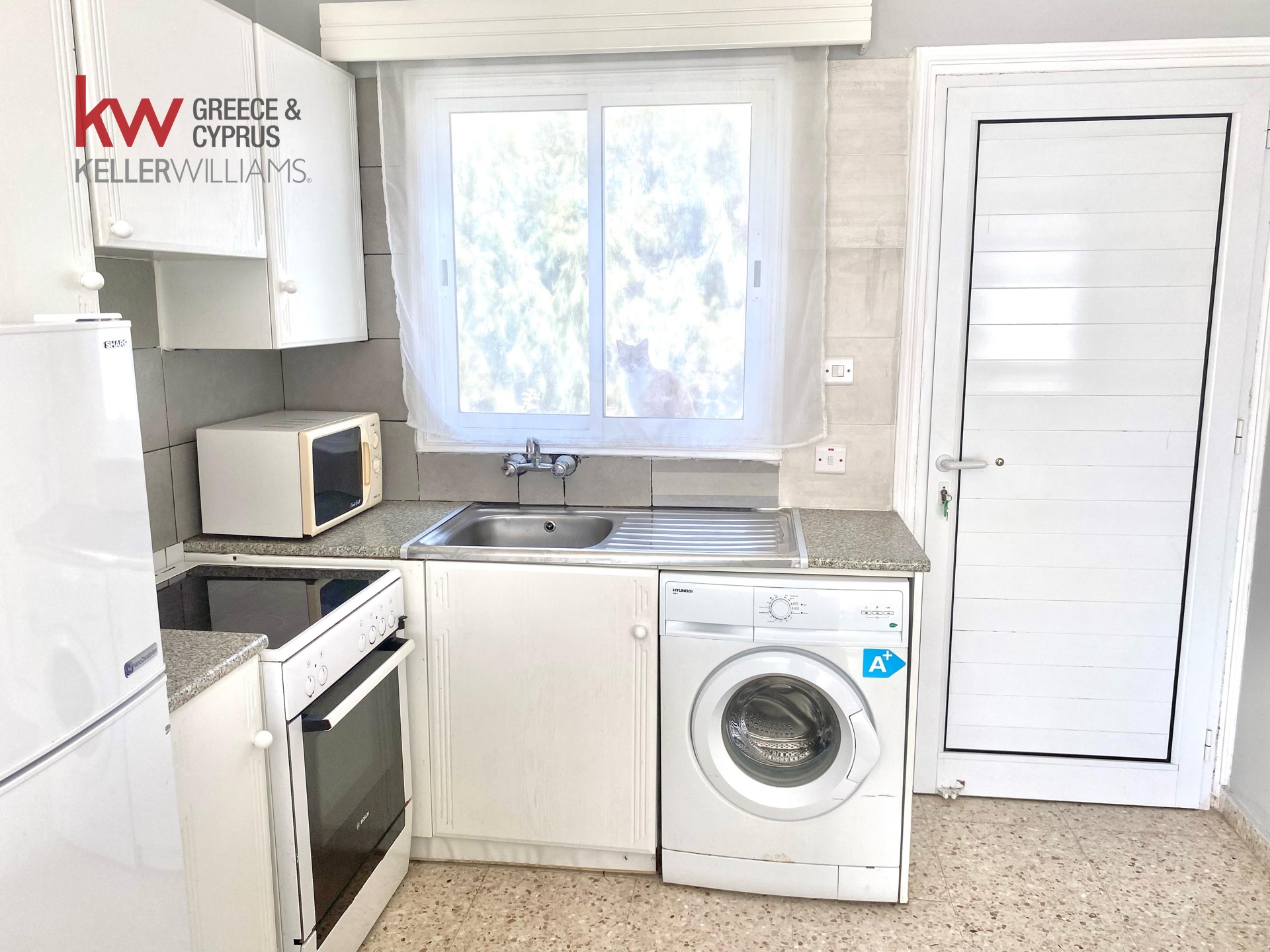 2-bed apartment with sea view near beach in Meneou photo 4