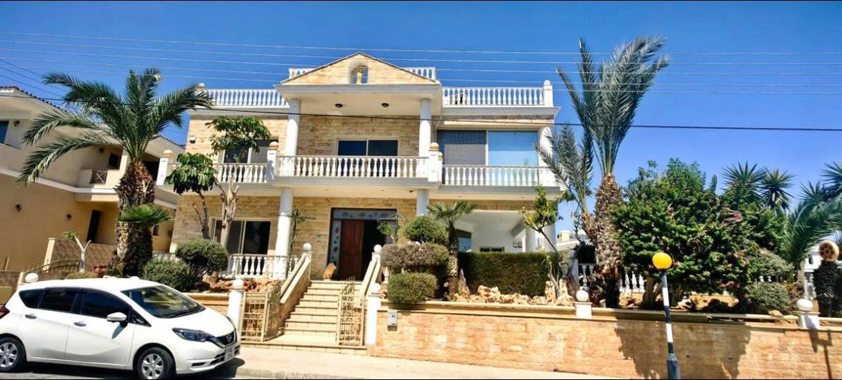 Spacious 7-Bedroom House in Mesa Geitonia, Limassol