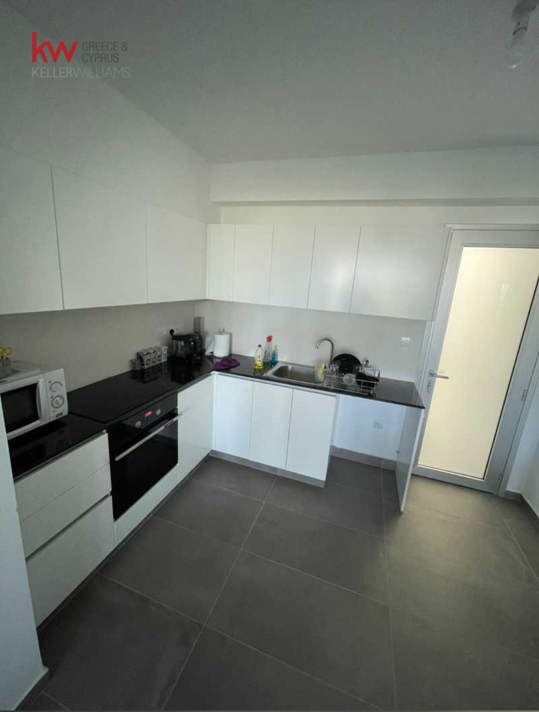 2-bed furnished apartment with roof garden in Strovolos photo 7