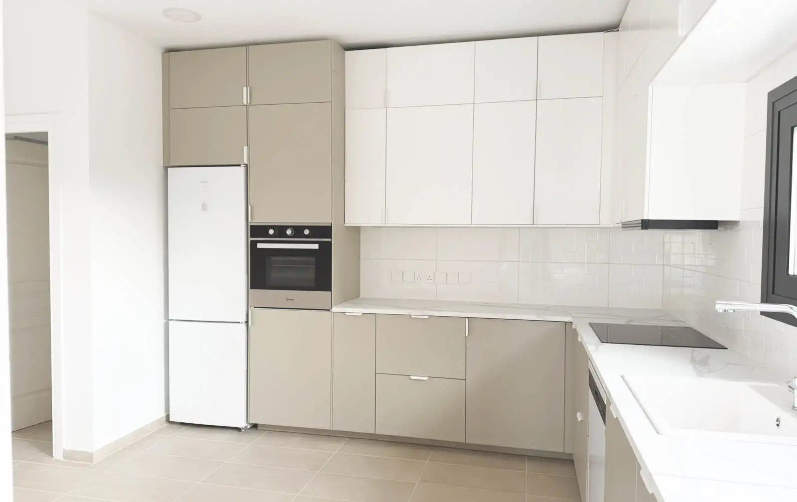 Renovated 2-bed apartment with balcony in Kato Polemidia, Limassol photo 5