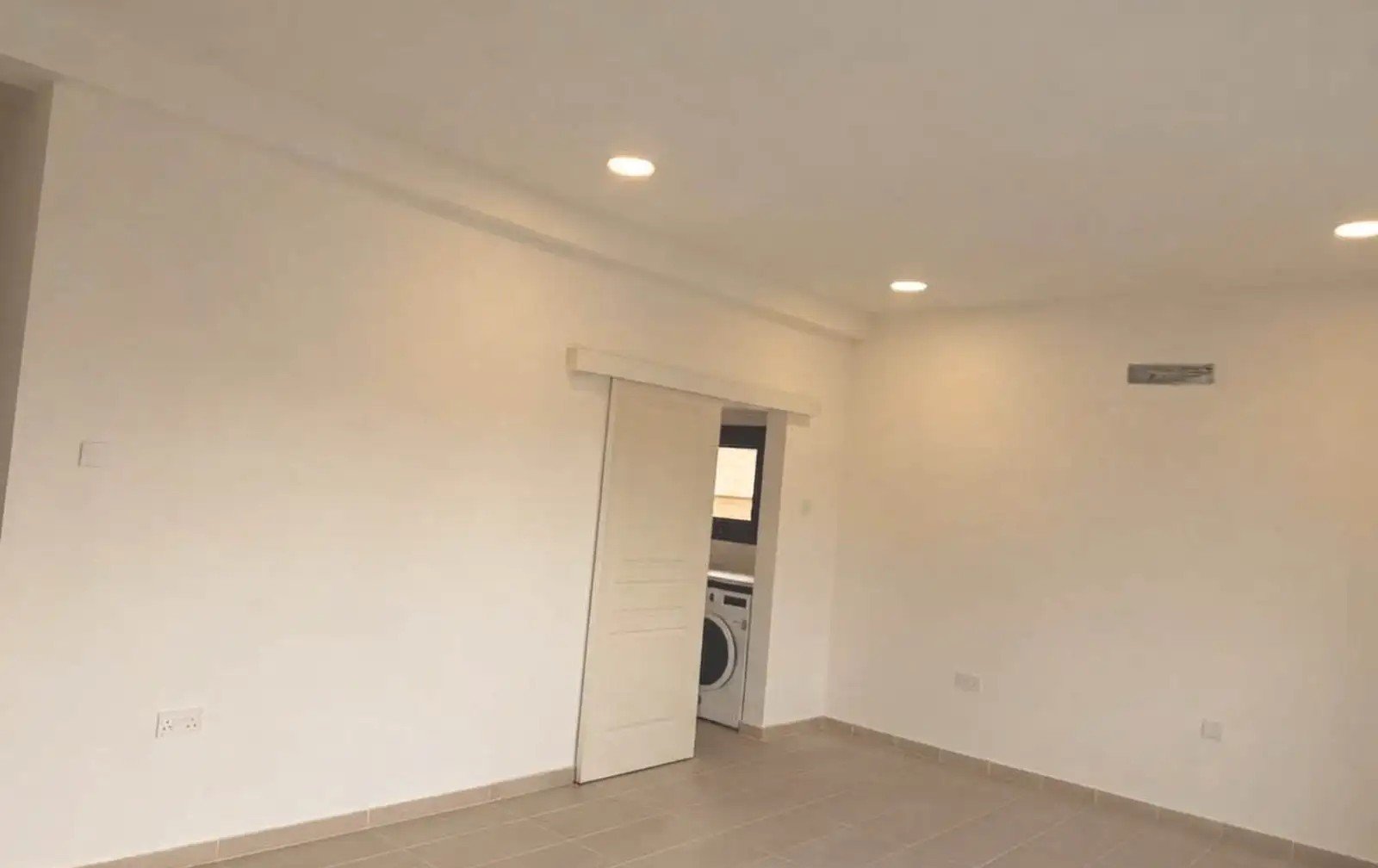 Renovated 2-bed apartment with balcony in Kato Polemidia, Limassol photo 4
