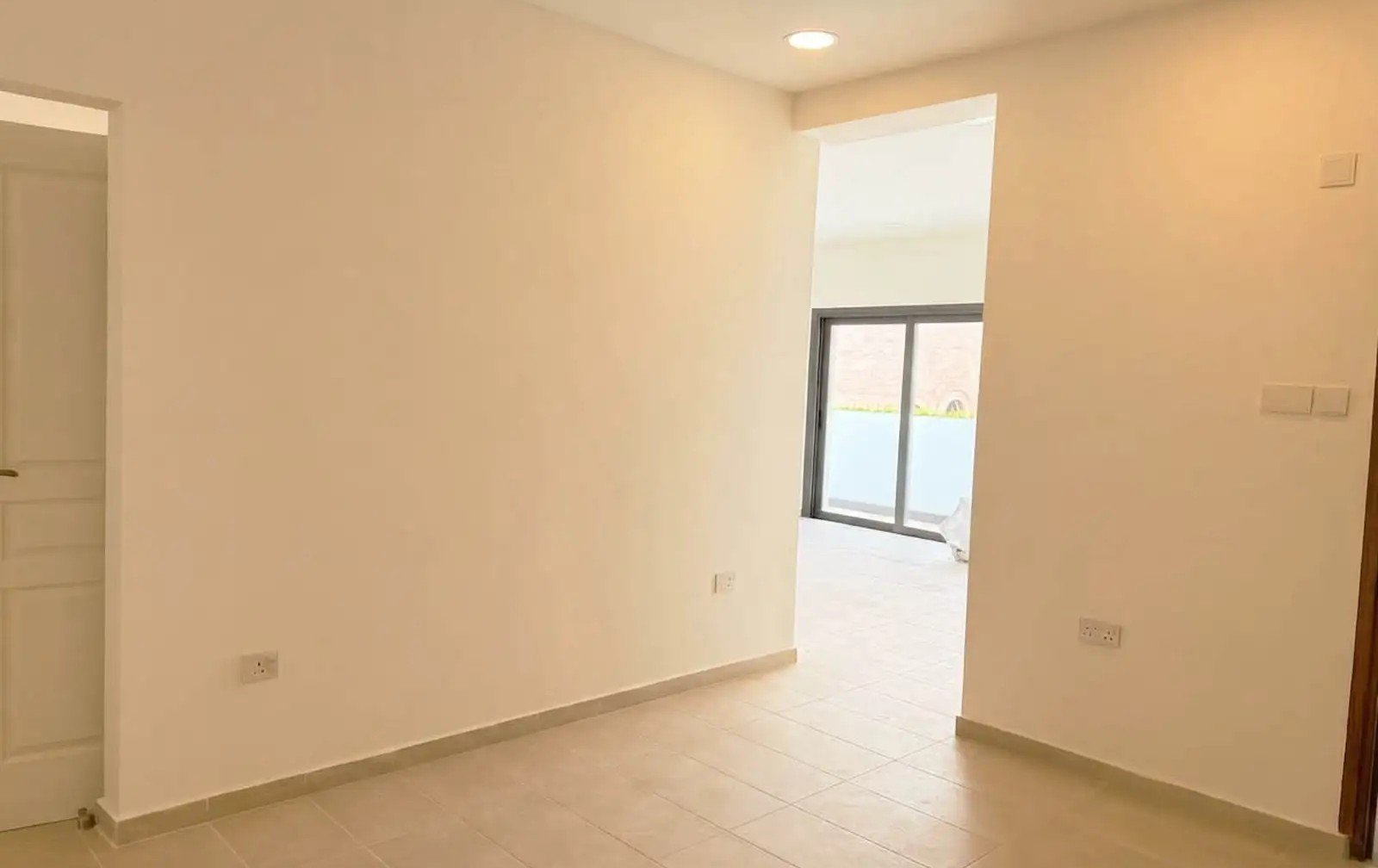 Renovated 2-bed apartment with balcony in Kato Polemidia, Limassol photo 3