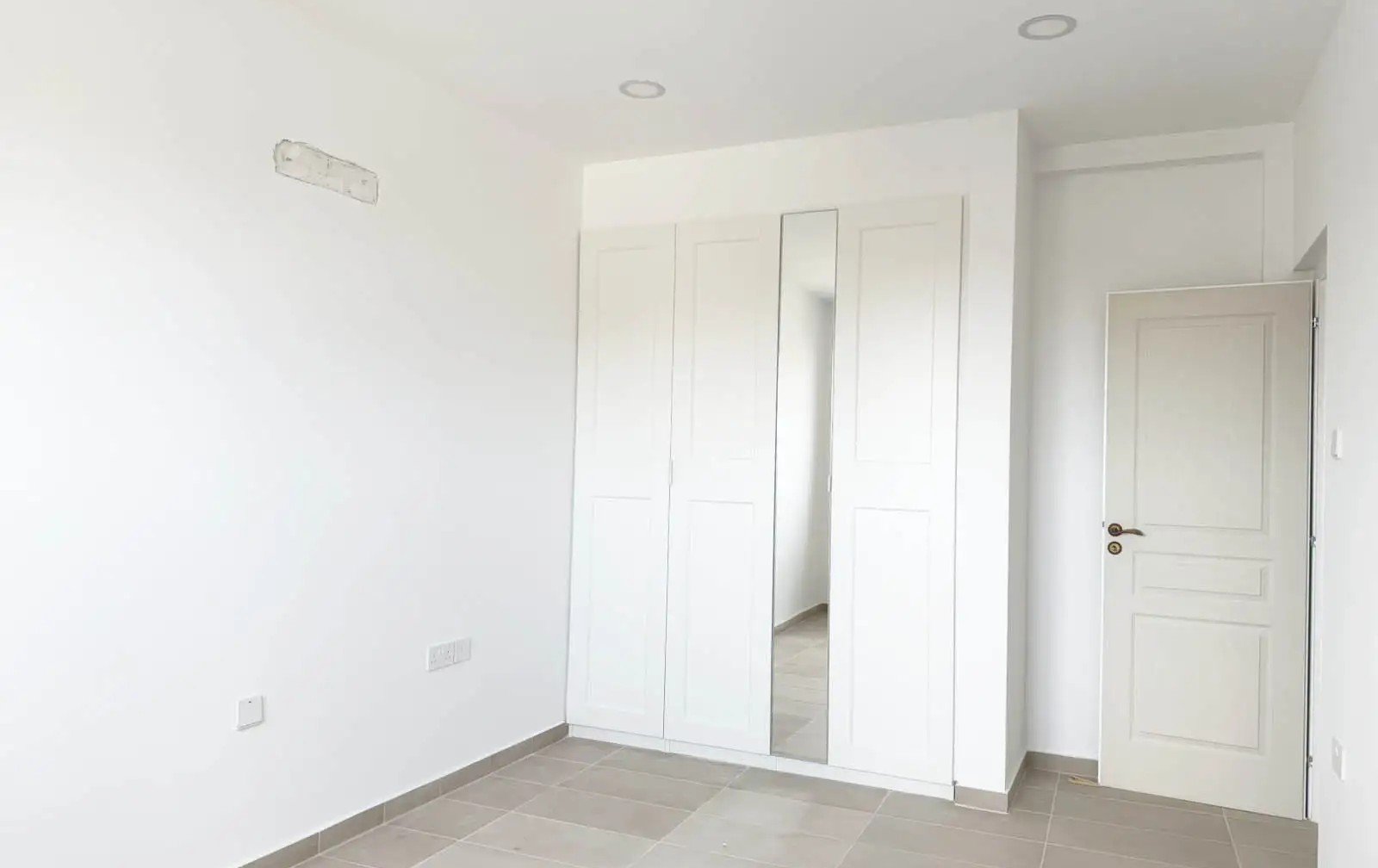 Renovated 2-bed apartment with balcony in Kato Polemidia, Limassol photo 7