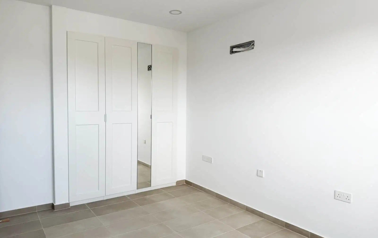 Renovated 2-bed apartment with balcony in Kato Polemidia, Limassol photo 8