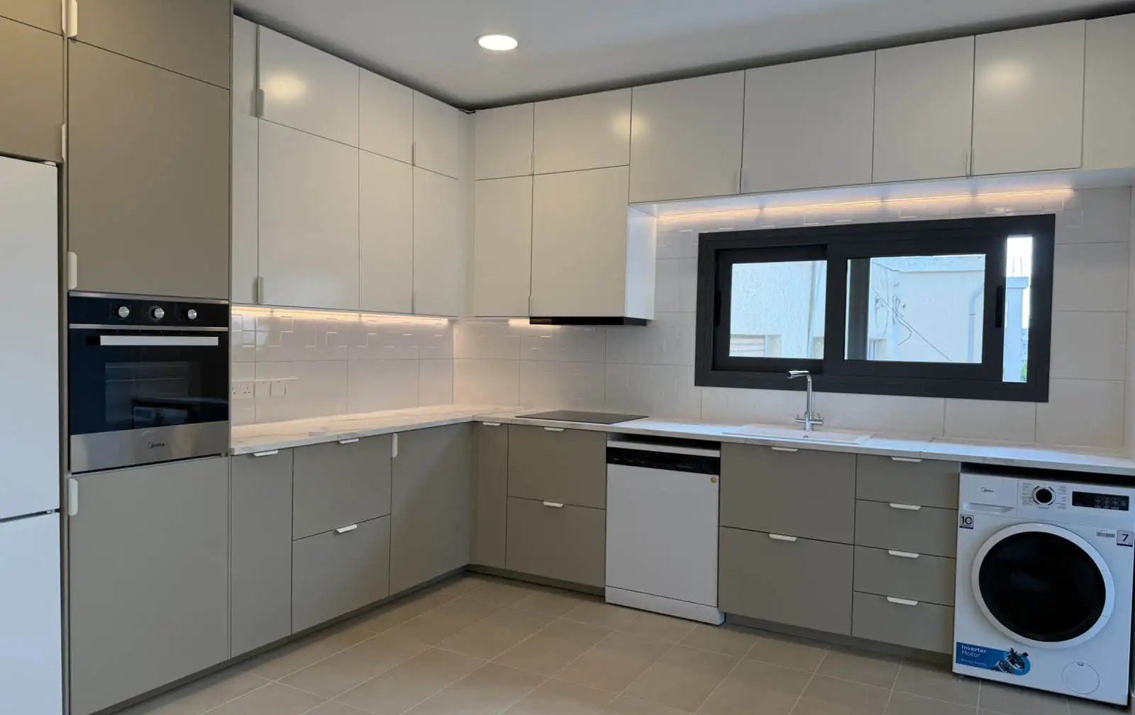 Renovated 2-bed apartment with balcony in Kato Polemidia, Limassol photo 6