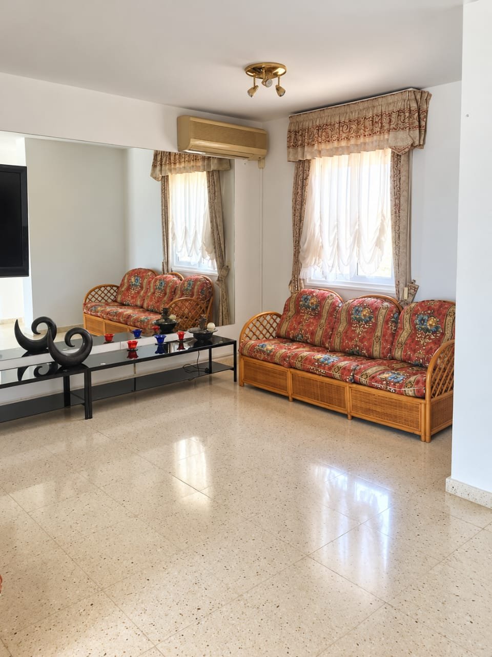 5-bed furnished villa with pool and sea views in Coral Bay photo 5