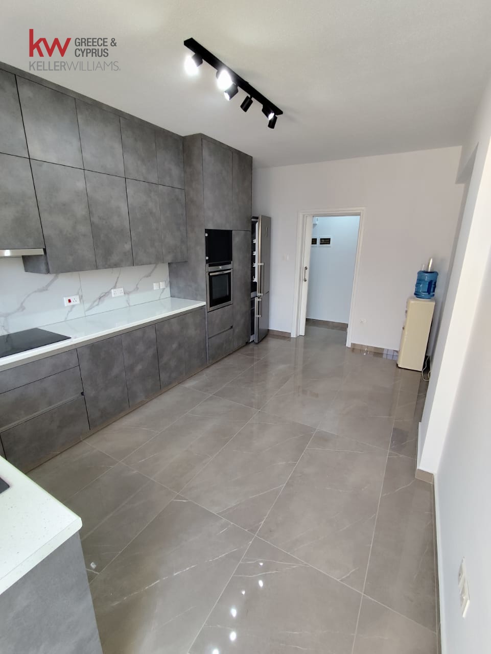 3-bed apartment for rent in Larnaca City photo 6