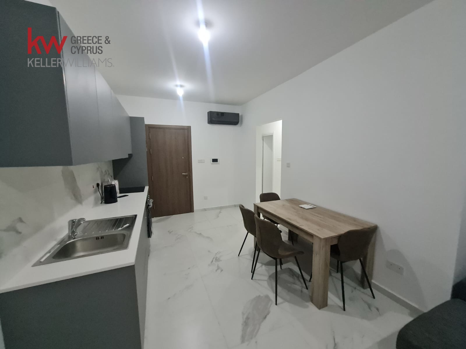 3-bed apartment with sea view and balconies in Livadia photo 3