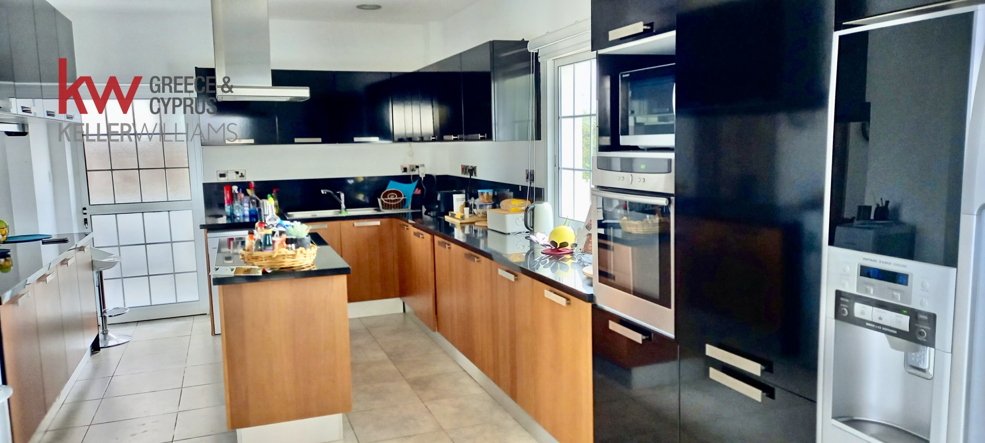5-bed villa with pool and garden in Oroklini photo 5