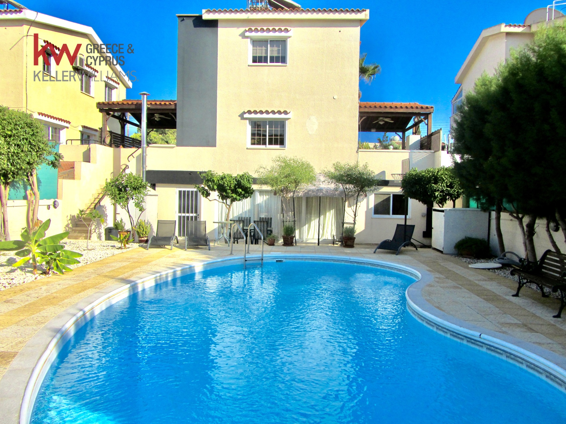 5-bed villa with pool and garden in Oroklini photo 3