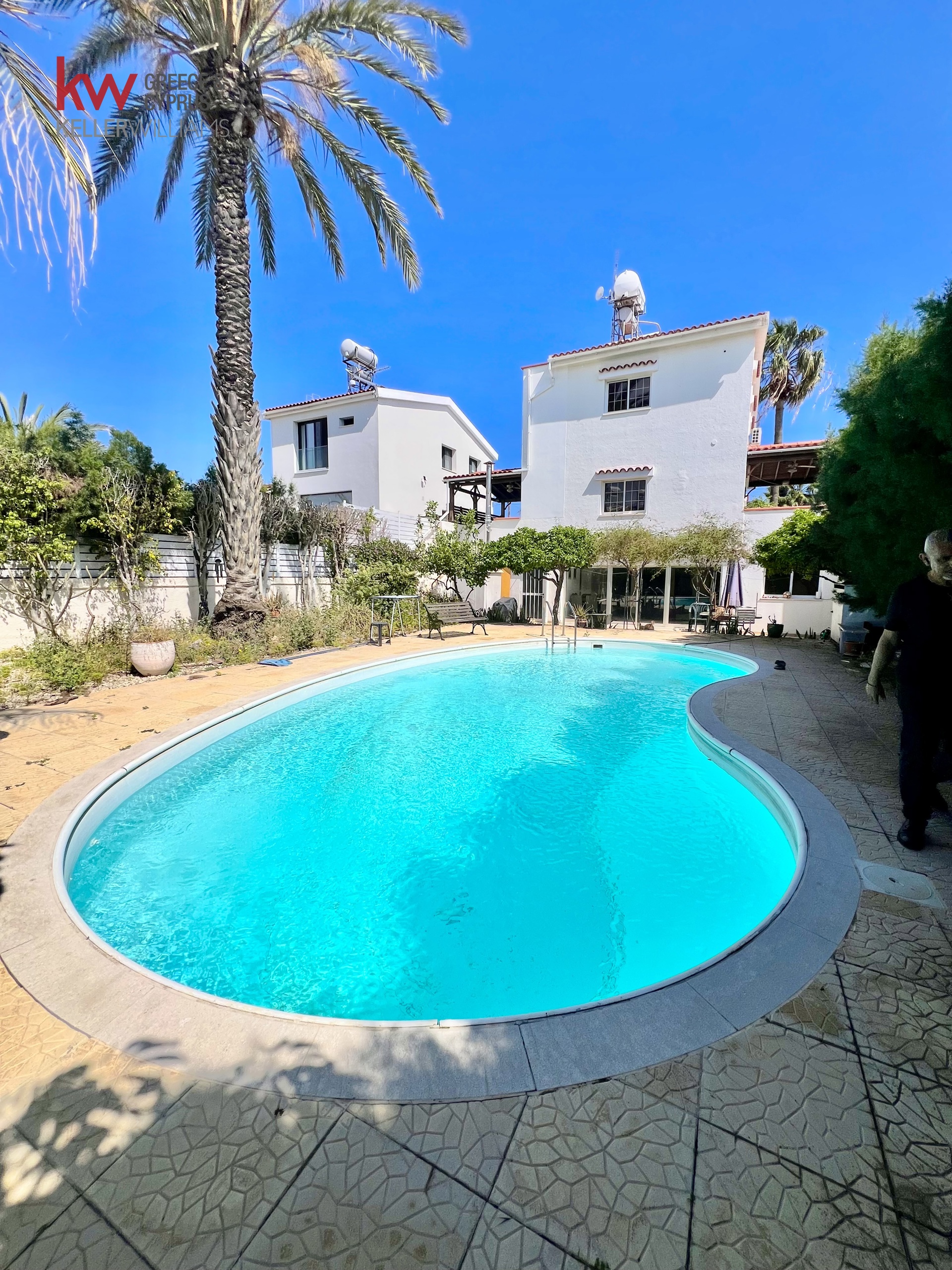 5-bed villa with pool and garden in Oroklini photo 2