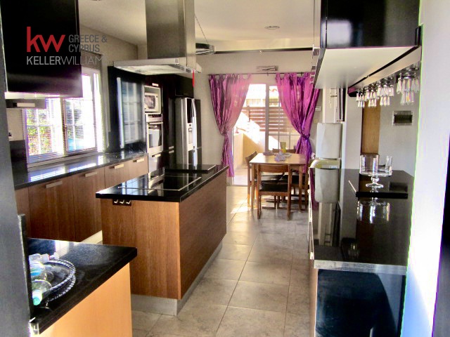 5-bed villa with pool and garden in Oroklini photo 8