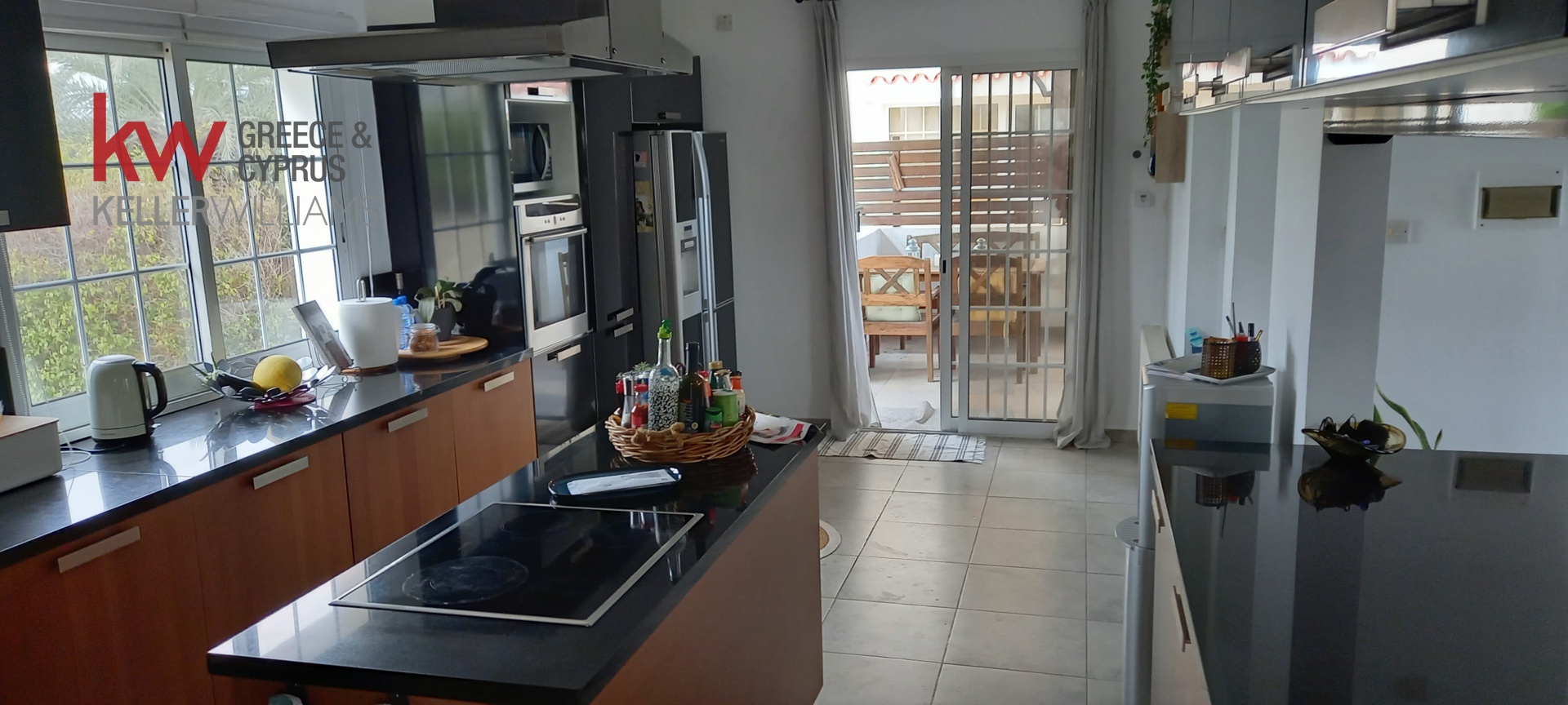 5-bed villa with pool and garden in Oroklini photo 10