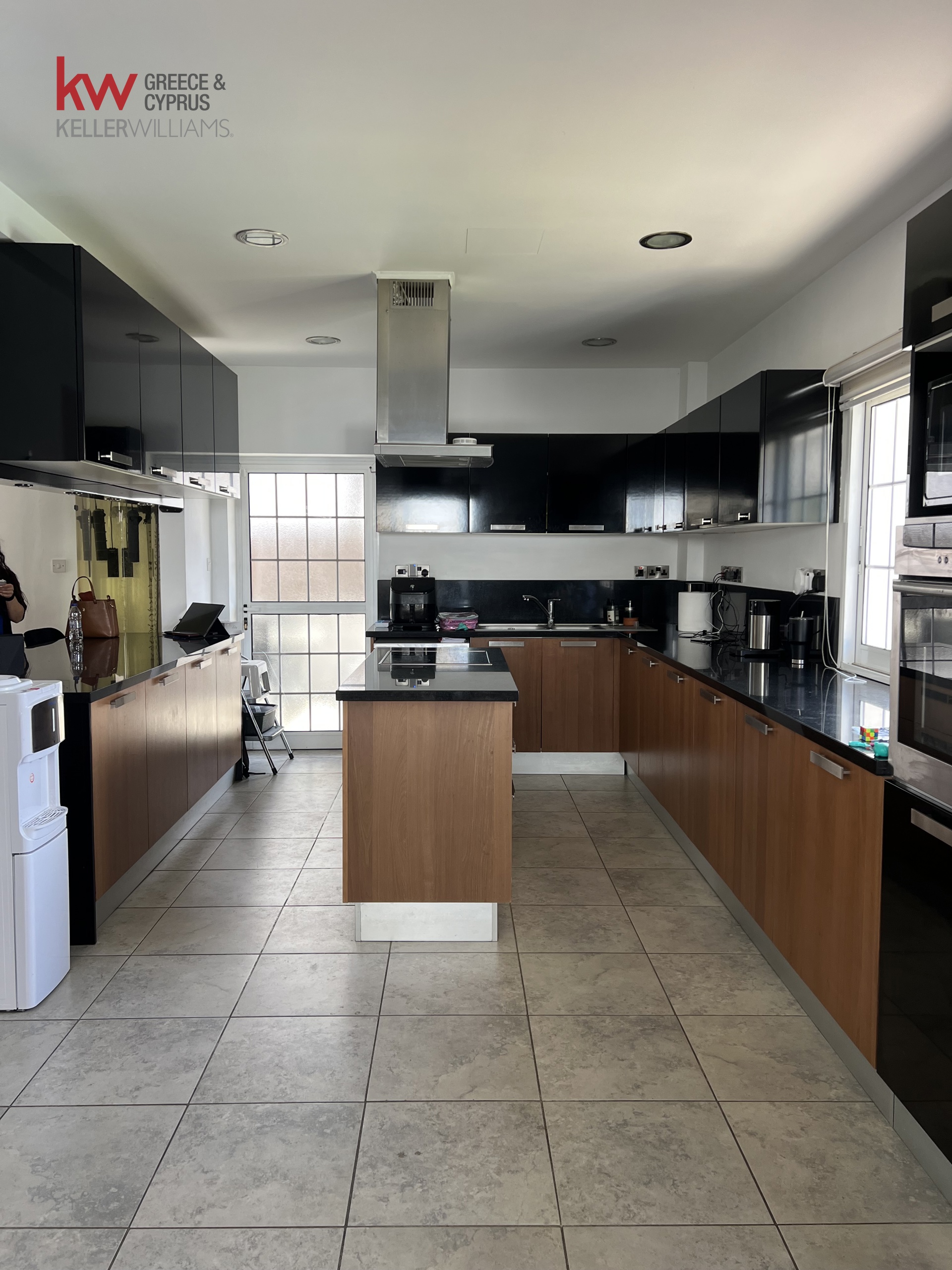5-bed villa with pool and garden in Oroklini photo 9