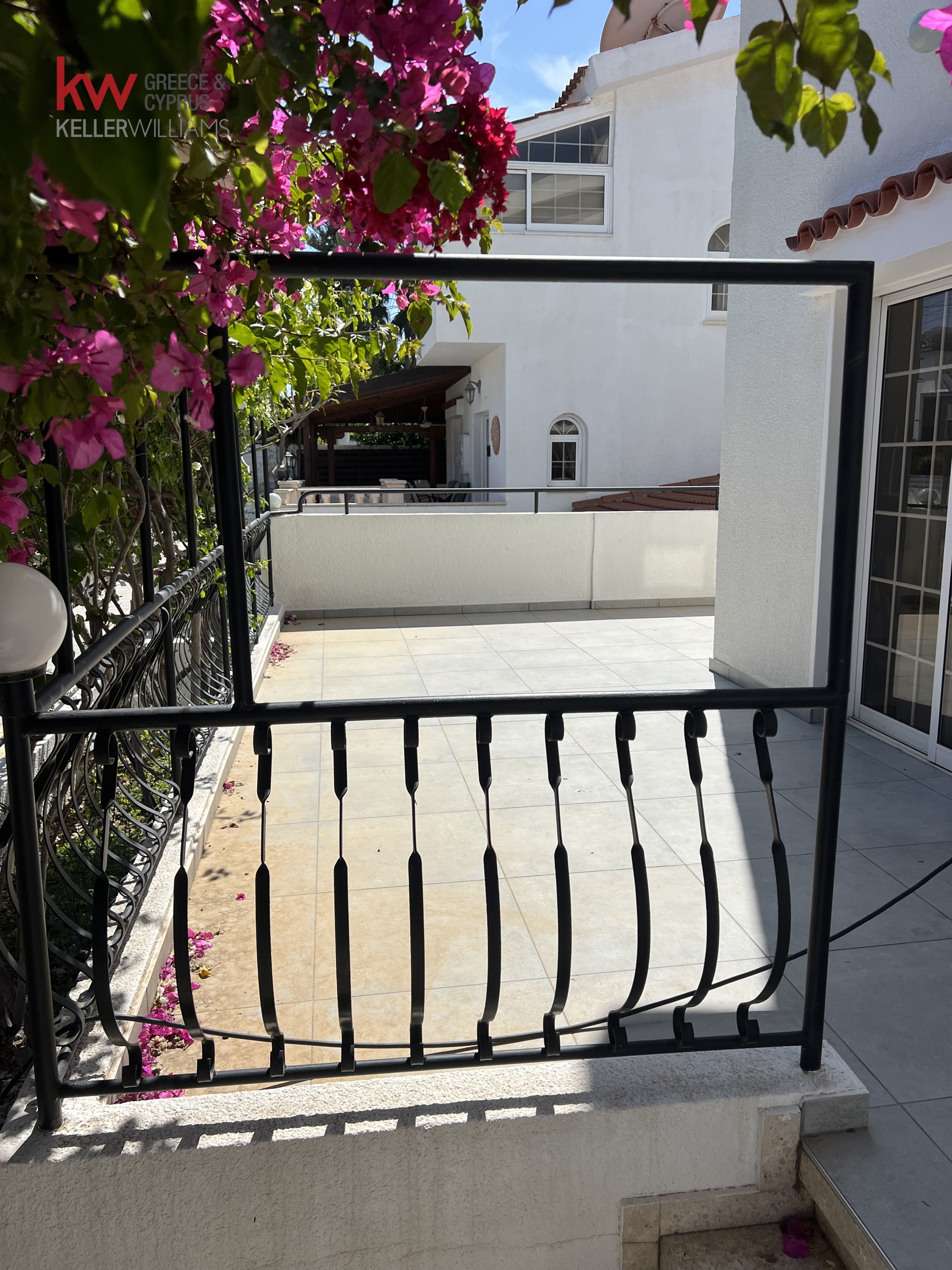 5-bed villa with pool and garden in Oroklini photo 15