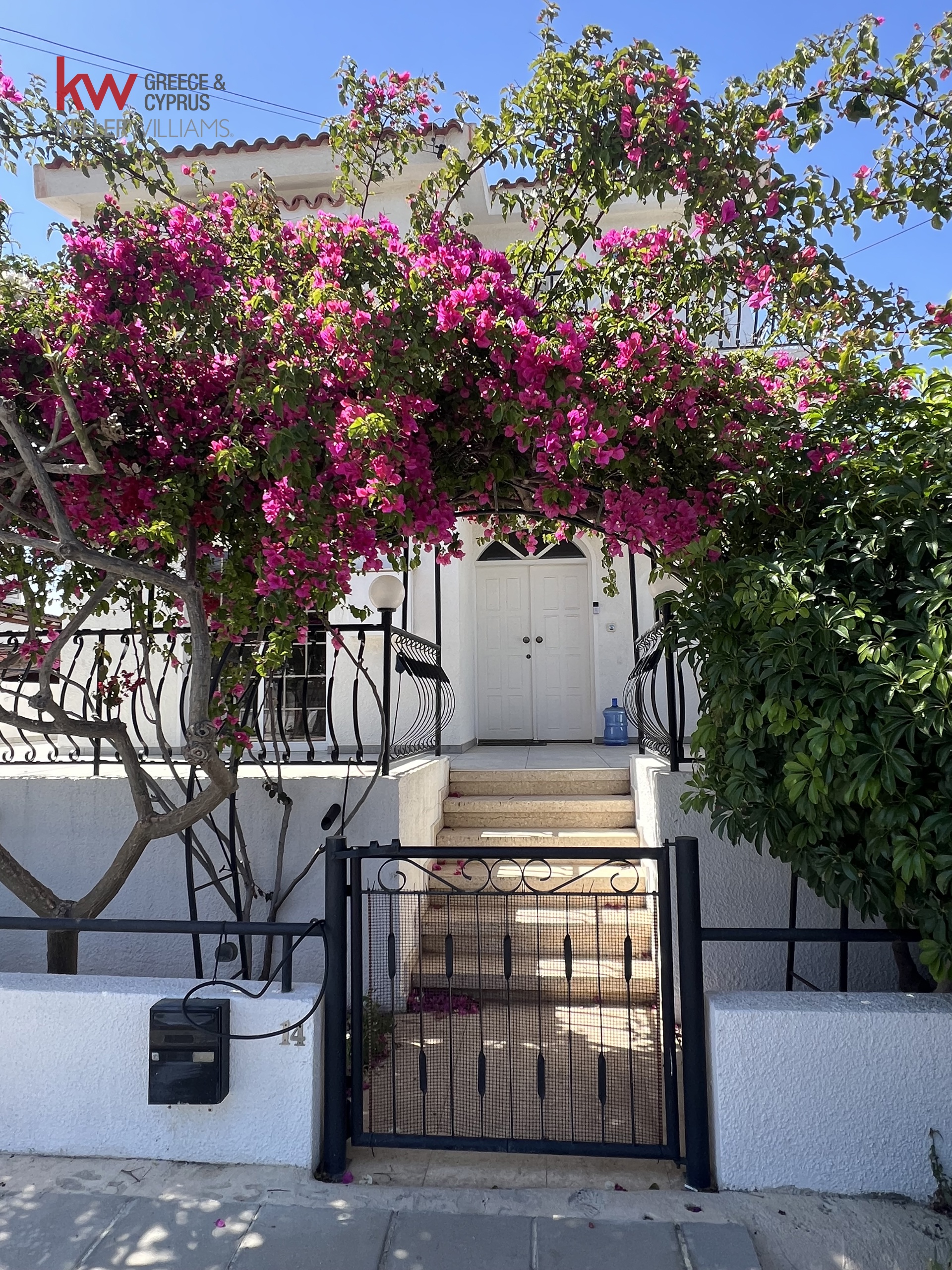 5-bed villa with pool and garden in Oroklini photo 13