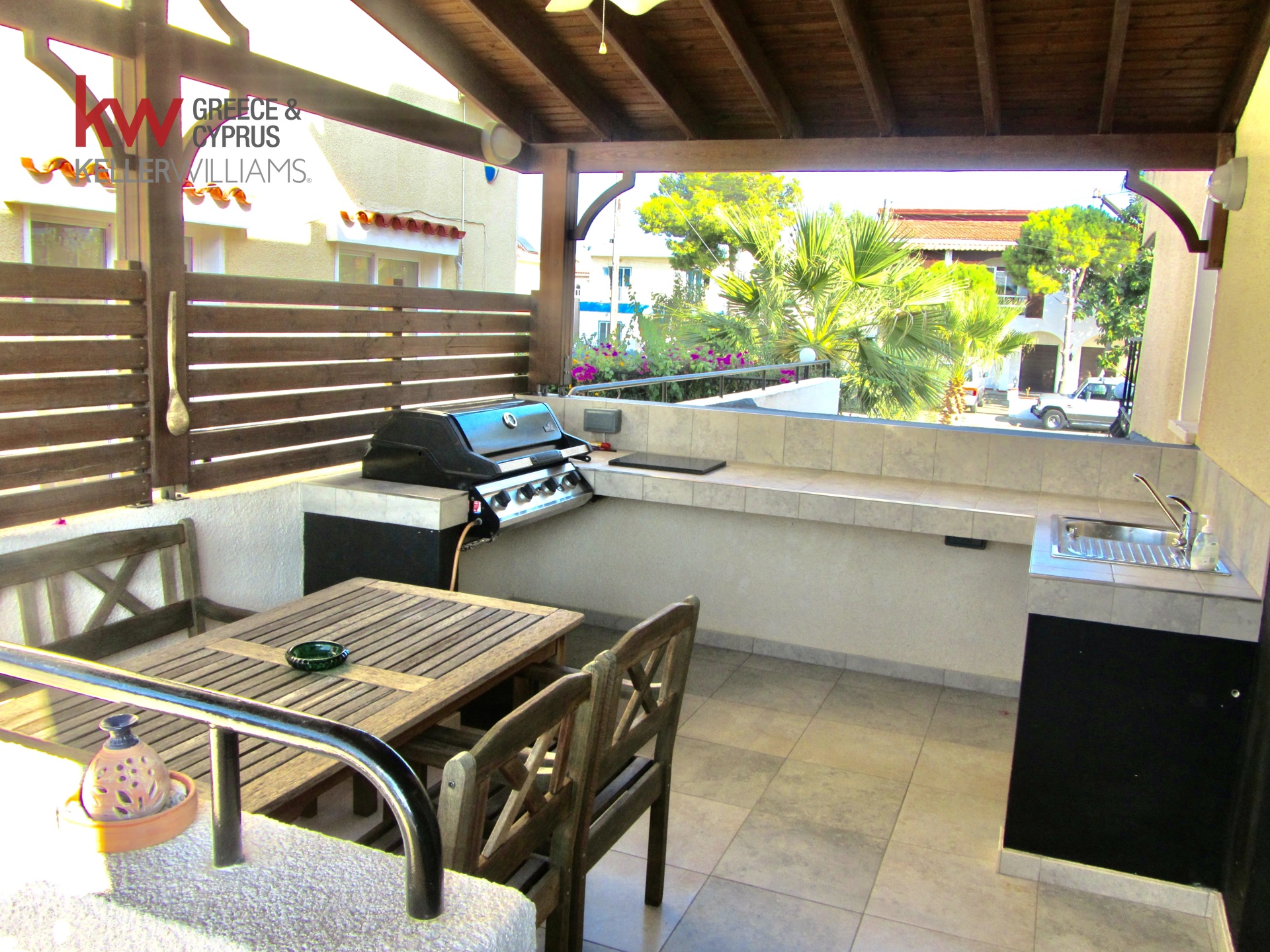 5-bed villa with pool and garden in Oroklini photo 12
