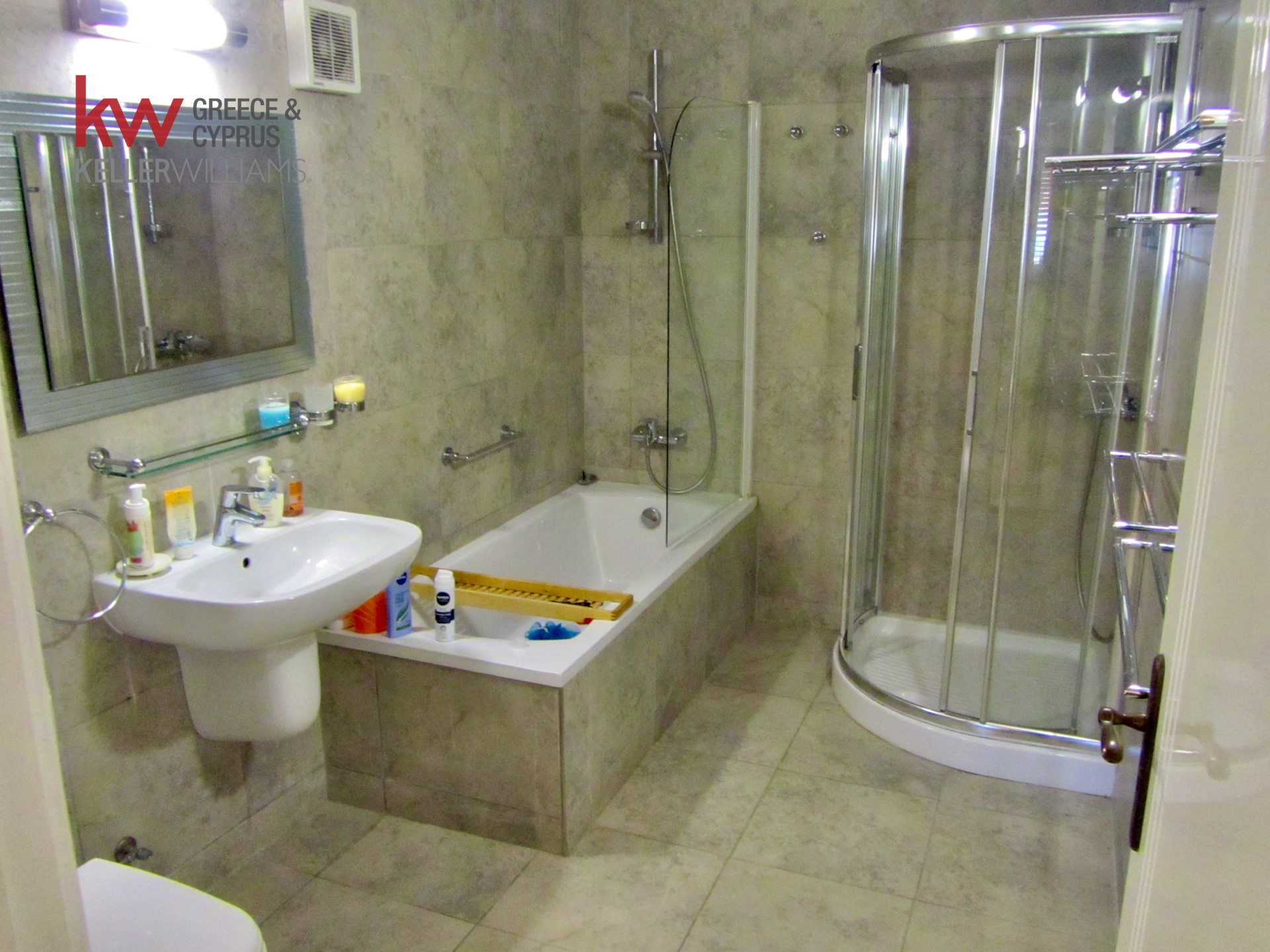 5-bed villa with pool and garden in Oroklini photo 11