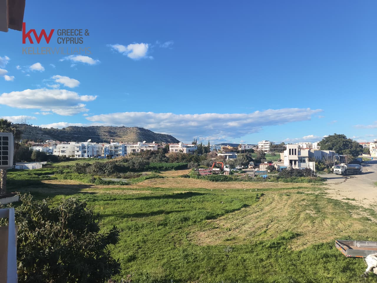 3-bed apartment with balcony and lift in Oroklini photo 4