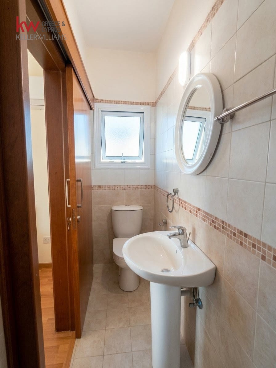 3-bed apartment with balcony and lift in Oroklini photo 13