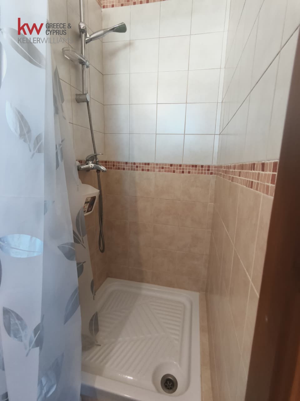 3-bed apartment with balcony and lift in Oroklini photo 14