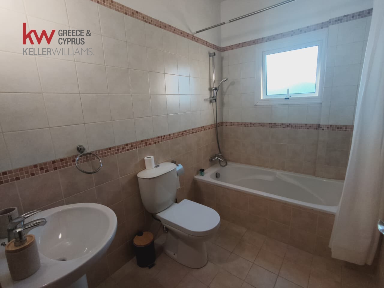 3-bed apartment with balcony and lift in Oroklini photo 19