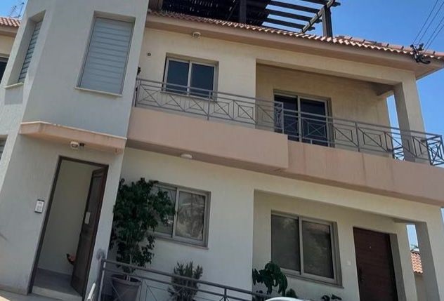 A peaceful place  of a two floors building in a calm residential neighborhood