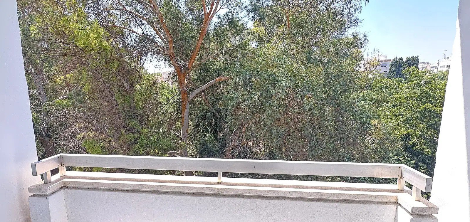 Furnished 3-bed apartment with park views in central Nicosia photo 10