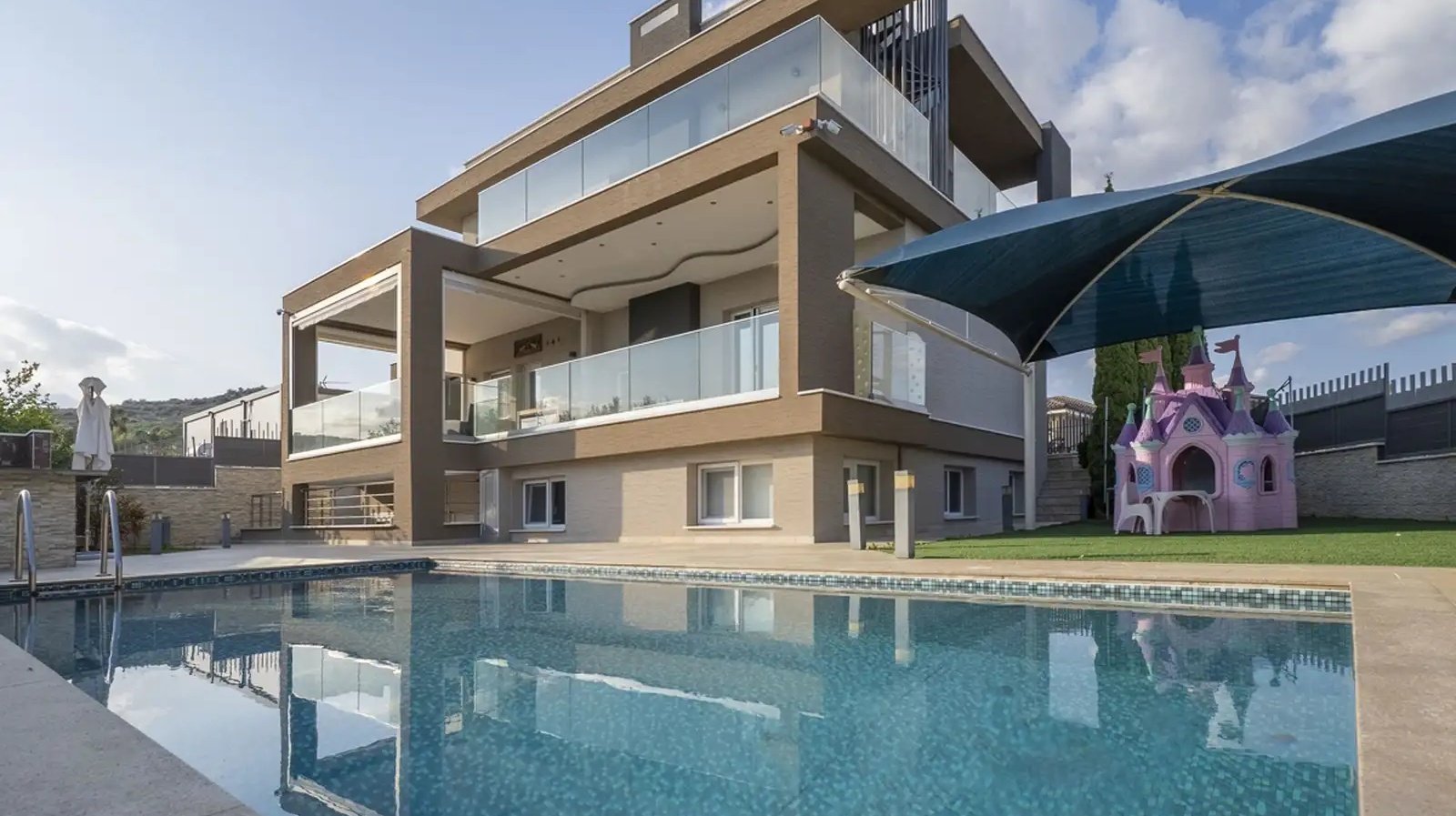 Spacious 4-Bedroom Villa in Pyrgos, Limassol